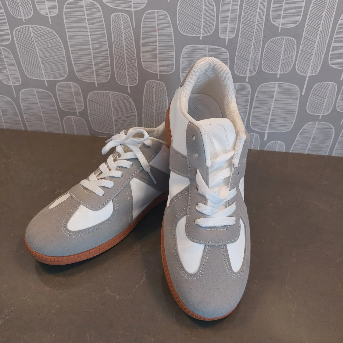 Renzo  sneakers med mockadetaljer från Arveilo  - 2