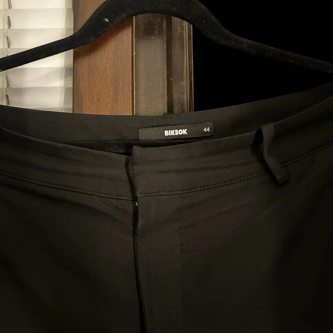 Svarta kostymbyxor från BikBok
