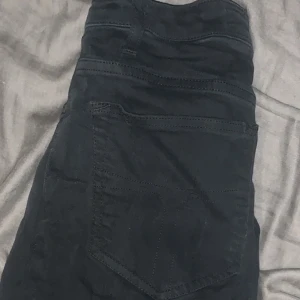  Tiger of Sweden jeans - Svarta jeans från Tiger of Sweden i modellen Amy. Snygg, klassisk femficksdesign med raka ben och normal passform. Tillverkade i bomull med en stilren look som funkar till det mesta. Perfekta svarta jeans för dig som gillar enkel och tidlös stil. Storlek 30/32 men dem är väldigt slim, nypris 1799