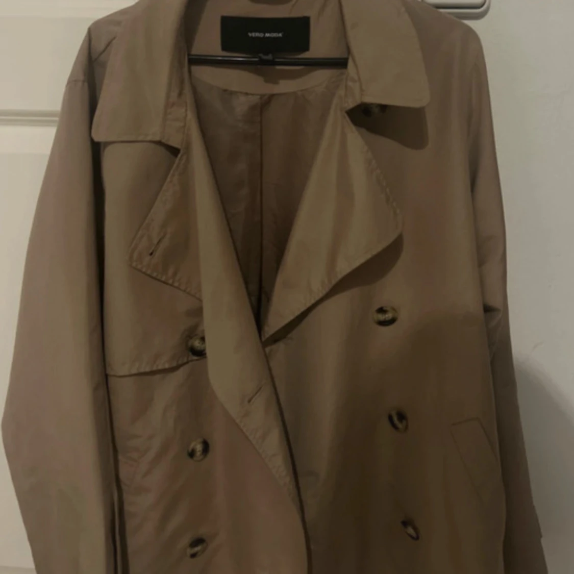 Beige trenchcoat från Vero Moda - 2