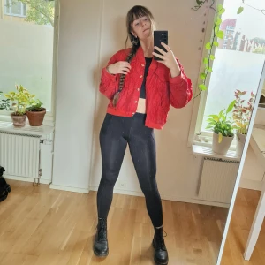 Röd bomberjacka - Vintage röd bomberjacka i äkta silke. Supermjuk och härlig! Liiite mjukare färg än vad som kanske anas på bilden (försöker alltid redigera bilderna så att färgen är så nära som möjligt till verkligheten). Riktig statement piece 🫦 (mått: axlar=50, ärmar från söm=50, längd axel till midja=44)