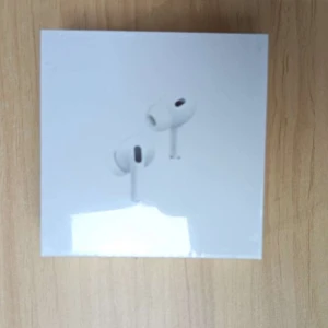 AirPods Pro (2nd Generation) MagSafe USB-C - Helt nya Apple AirPods Pro (2nd Generation) med MagSafe-laddningsetui (USB-C). Oöppnad originalförpackning. Aktiv brusreducering, transparensläge och förbättrad batteritid. Perfekt för musik, samtal och träning.