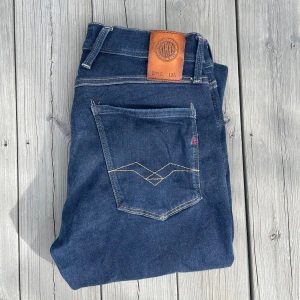 Replay anbass jeans - Säljer dessa feta Replay jeansen!                     Storlek : W32 L32 | Skick 8/10 | Modell~Anbass! Hör av dig vid frågor!