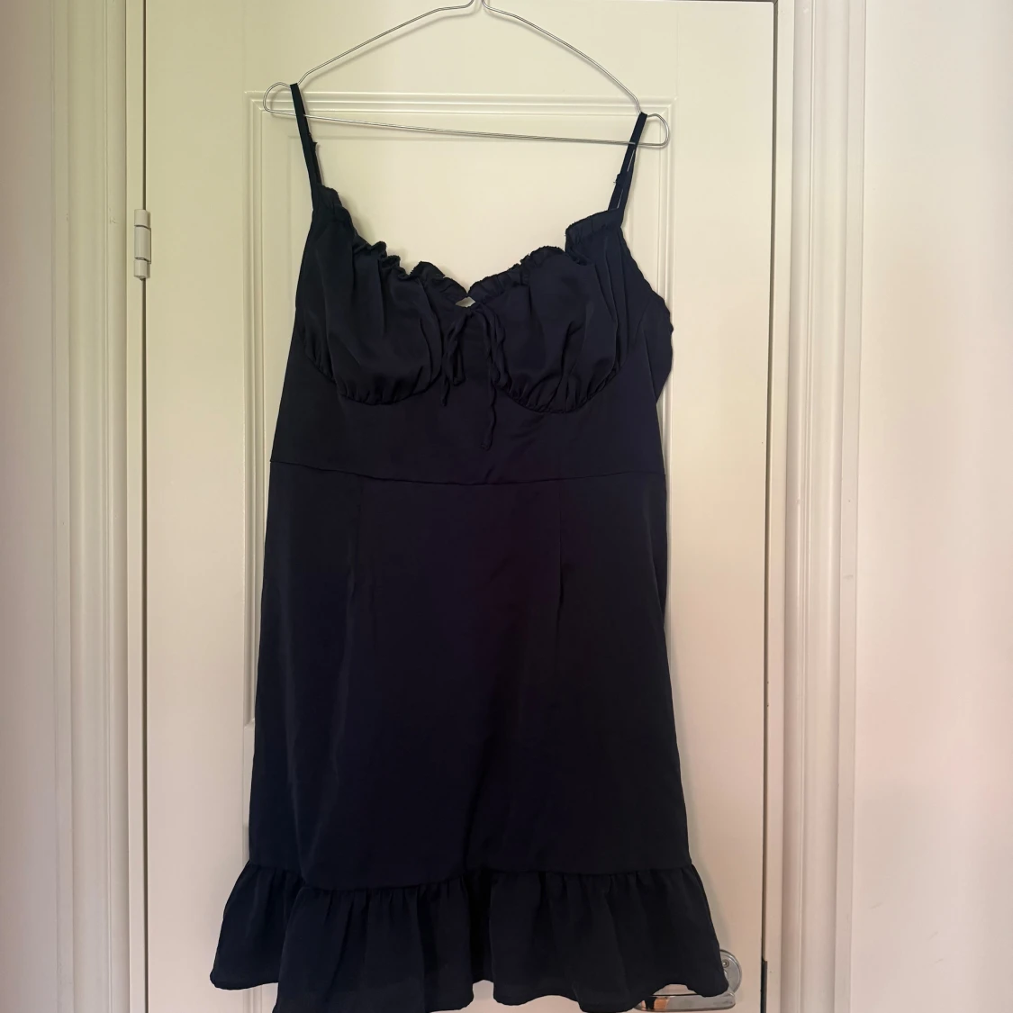 Marinblå kort klänning med volang