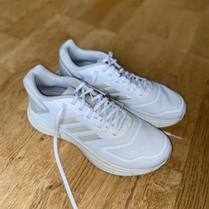 Vita Adidas sneakers✨✨ - Säljer ett par fräscha vita Adidas sneakers. Helt oanvända så de är i perfekt skick!😇