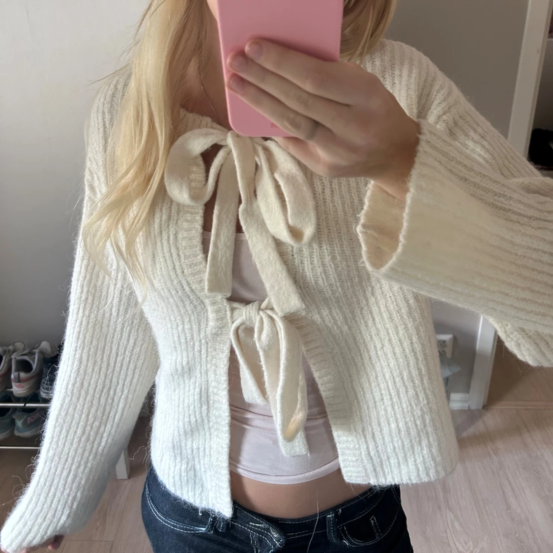 Vit stickad kofta med knytband - 1