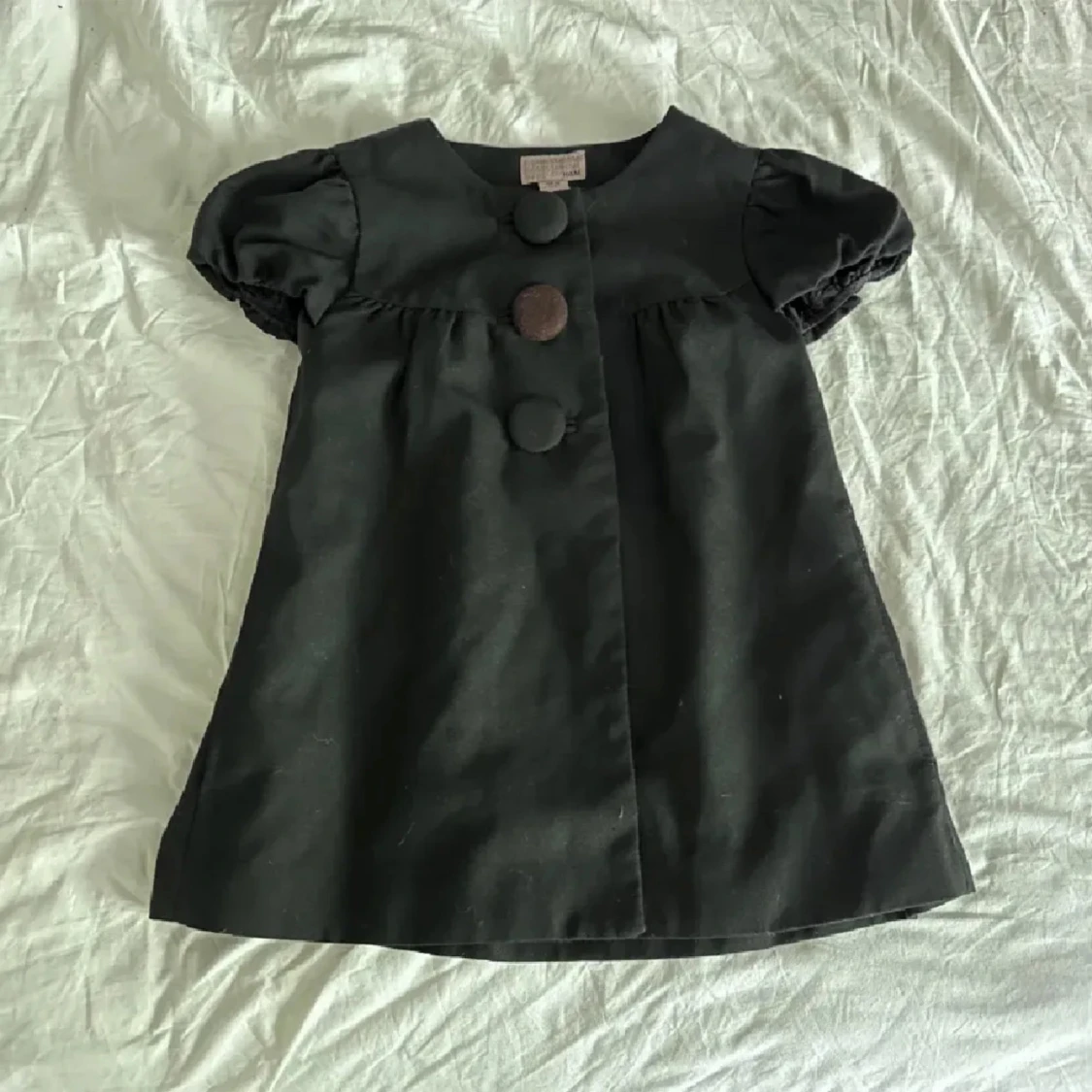 Svart blus med stora knappar - 1