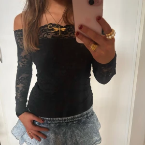 Offshoulder spetstopp  - Så fin och elegant Offshoulder spetstopp! Jag är 168 och det är mina bilder, köp via köp nu direkt eller Swish, kvar tills markerad som såld 💖 