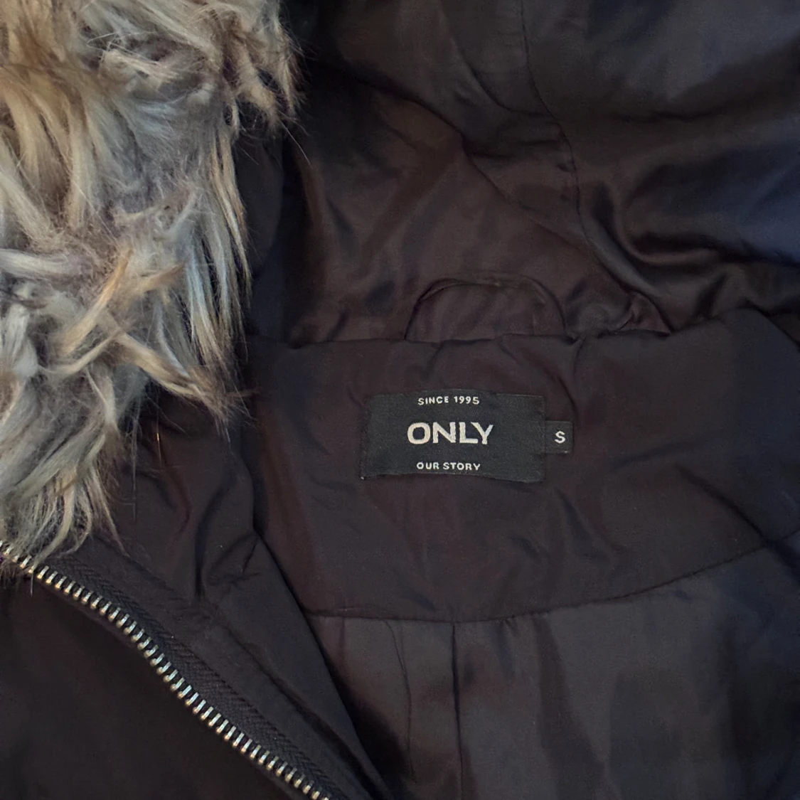 Svart pufferjacka med fuskpäls från ONLY - 2