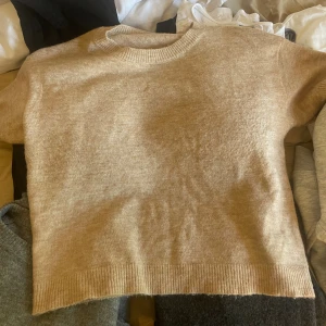 Stickad T-shirt  - Använd några gånger men i bra skick