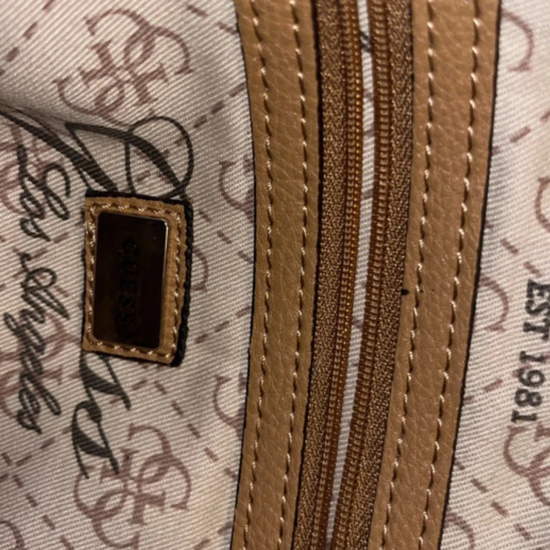 Beige handväska från Guess - 3