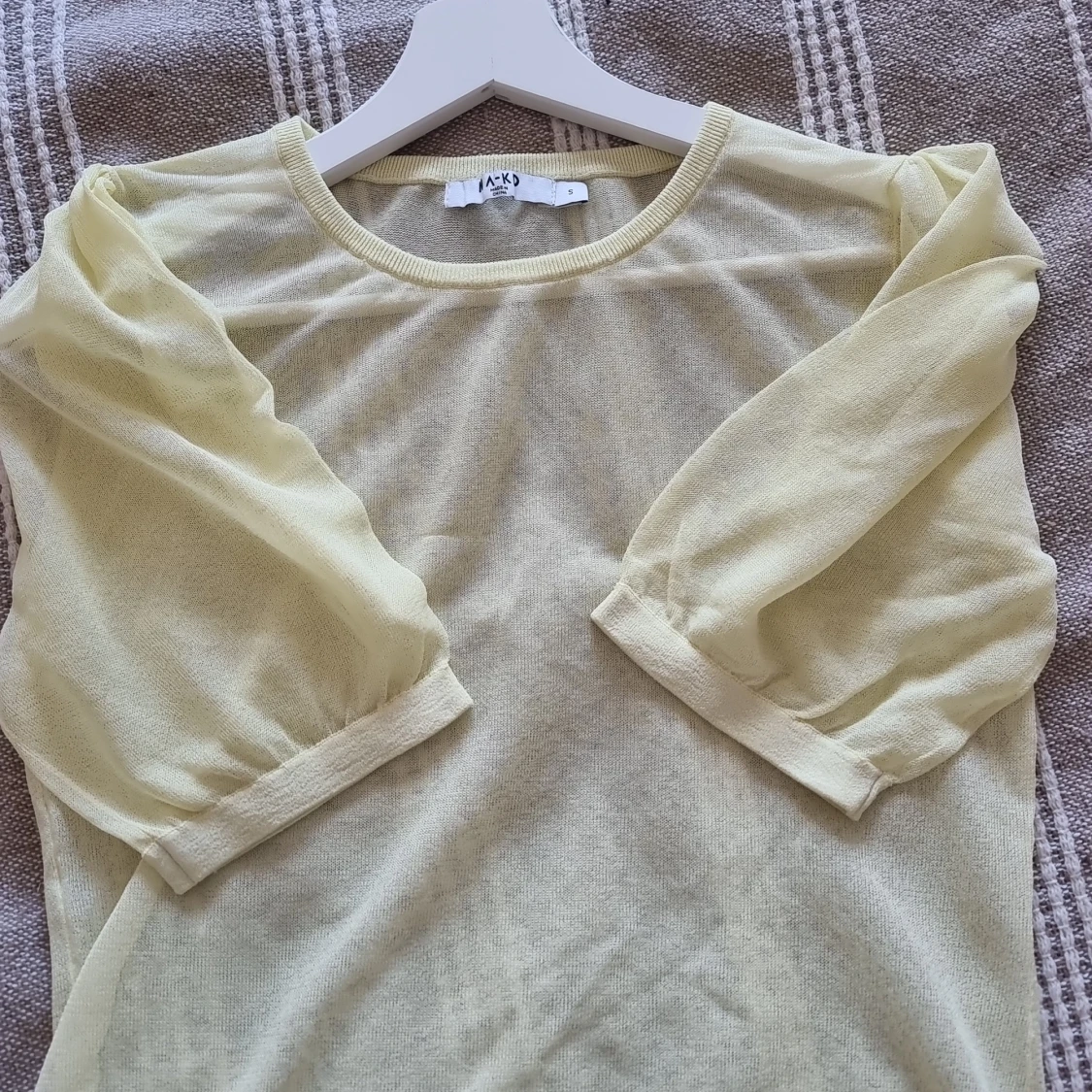 Gul meshblus med puffärm från NA-KD - 2