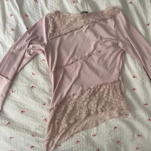 Fin Motel Rocks Topp - Jätte fin långärmad från Motel Rocks som tyvärr ALDRIG har kommit till användning!! I storlek M men passar mig som har S.