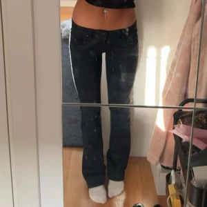 Mörkblå bootcut jeans låg midja - Säljer mina supersnygga ltb jeans, mörkblåa!! Se sista bilden där 1 ben längst ner är lite sönder!!
