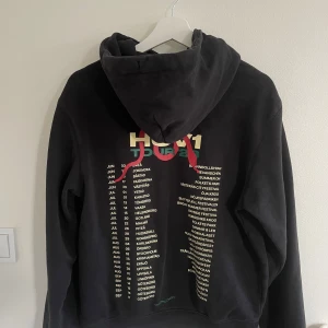 Hov1 tour 2023 Hoodie  - Säljer en hov1 hoodie som jag köpte på deras konsert i 2023. Den är i bra använt skick. Kom gärna med prisförslag💗.