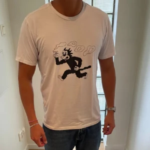 Pop Tradig Company tshirt   - Säljer en vit tshirt från Pop Trading Company, storlek S. Inga defekter, i nyskick. Nypris 650. Passar dig bäst runt 170-180. 