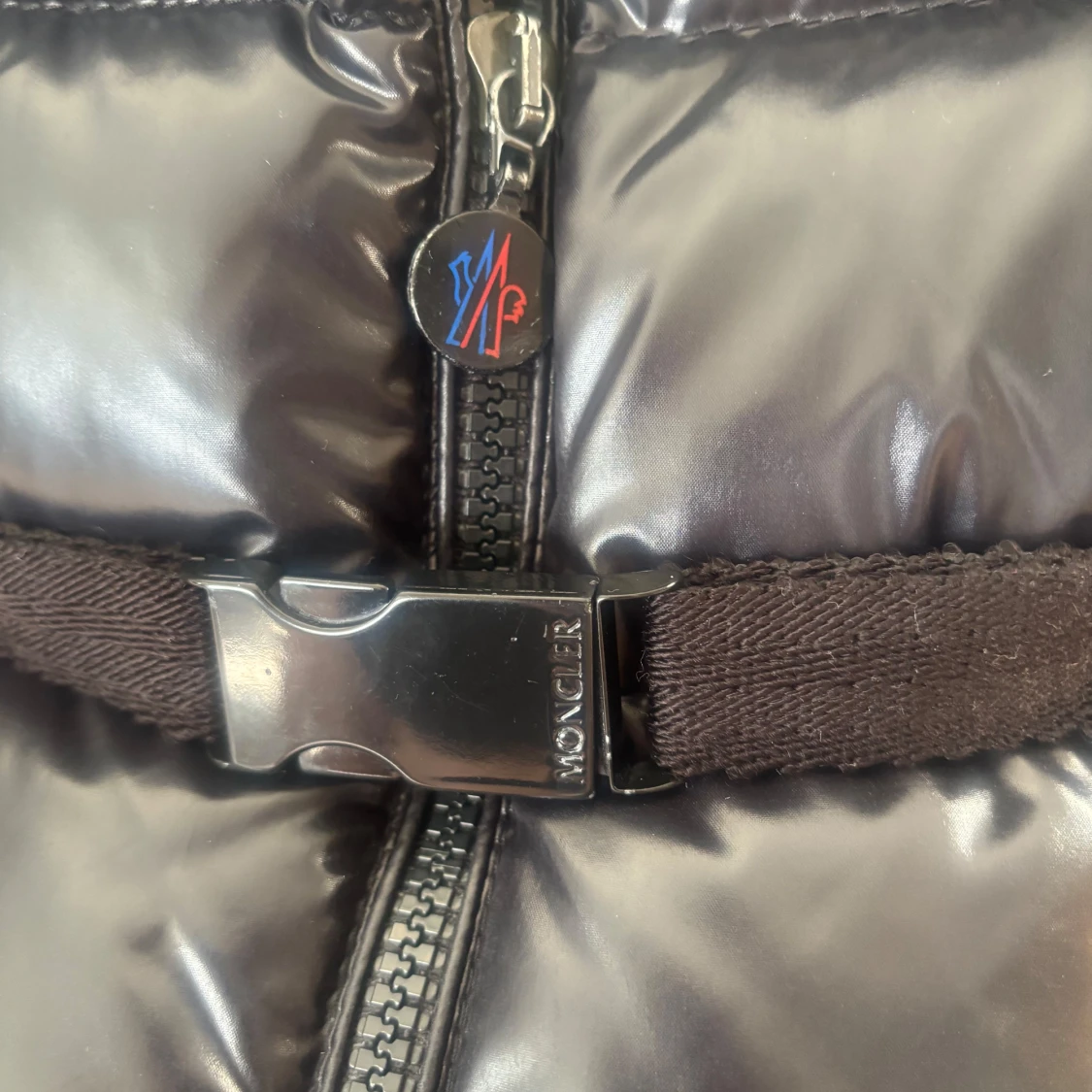 Svart dunjacka från Moncler med bälte - 4