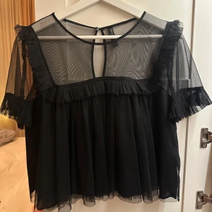 Svart blus/topp - Festlig & söt blus från Zara i storlek L men skulle säga att den är mer som en S/M💓 Jag bruka ha storlek S (se sista bild som referens)