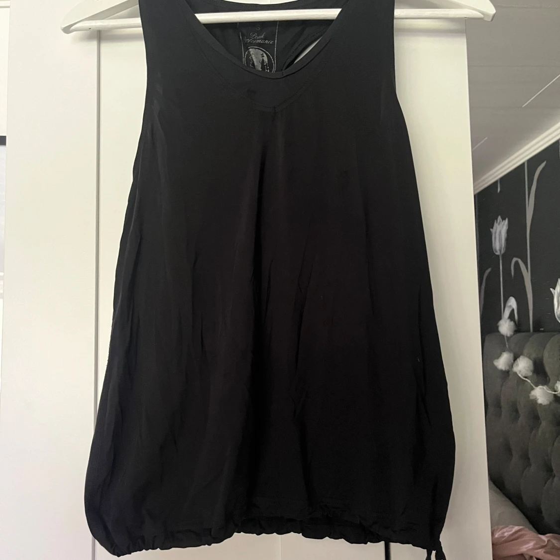 Svart linnetopp från Peak Performance