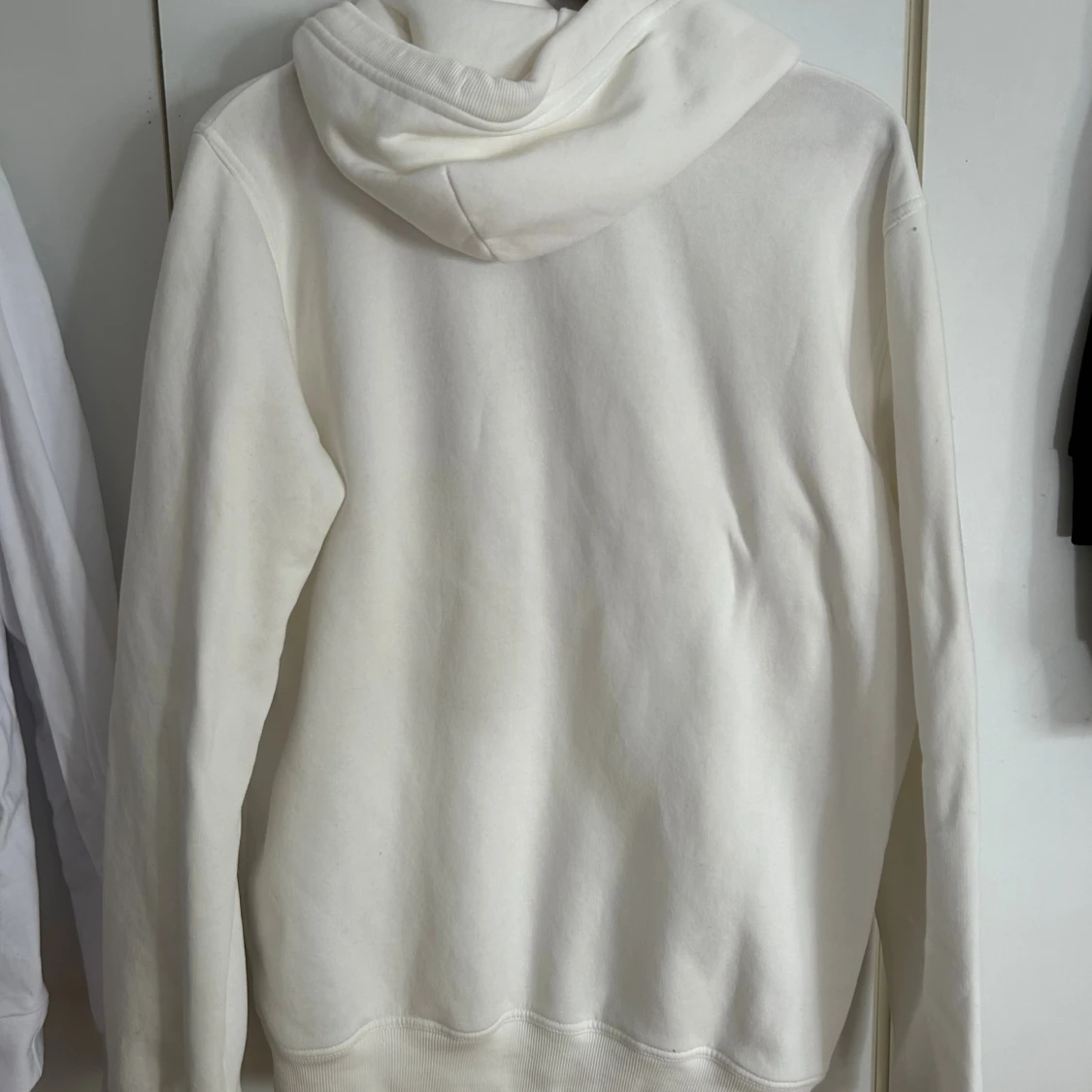 Vit hoodie från GANT med tryck - 1