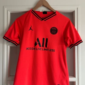 PSG x Jordan röd matchtröja - Säljer min Psg tröja från 19/20 säsongen. Tröjan är i storlek 158-170cm