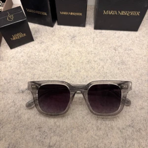 Chimi solglasögon 04 - Chimi solglasögon i färgen Grey och i modellen 04! Andvända men har inga defekter på sig. Skriv om frågor❤️