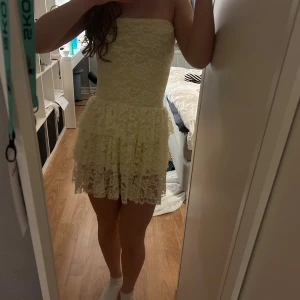 Ljusgul axelbandslös spetsklänning - Skit snygg klänning som tyvärr inte passa mig💞 Är osäker på storleken men skulle säga xs! Skriv för mått m.m.