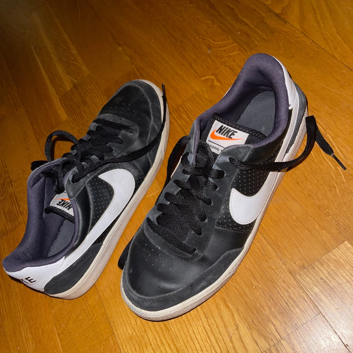 Svarta Nike sneakers med vit swoosh - 4