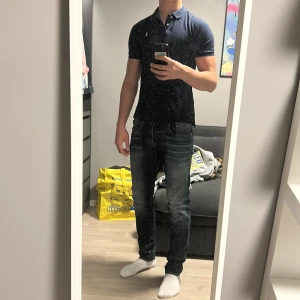  Mörkblå Ralph lauren piké  -  Mörkblå Ralph lauren piké är köpt i USA men den sitter som s/xs 