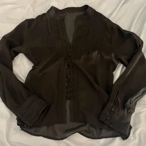 Svart blus - Säljer denna svarta lite genomskinliga blus då den inte kommer till användning längre💞