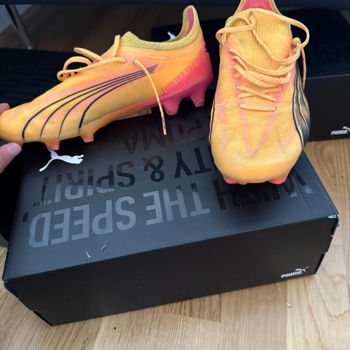 Puma orange fotbollsskor med svarta detaljer - 3