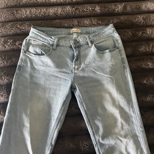 Low rise jeans - Säljer ett par ljusblå jeans från Chelsea med raka ben och rå, fransig kant. Jeansen har en avslappnad vibe och är tillverkade i denim av bomull. Säljs för jag köpte liknande 
