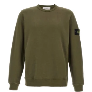 Olivgrön sweatshirt från Stone Island - Säljer en olivgrön sweatshirt från Stone Island med klassisk rund hals och ribbade muddar. Tröjan har den ikoniska avtagbara logotypen på vänster ärm och är tillverkad i mjuk bomull. Perfekt för dig som gillar streetwear och stilrena plagg. Ny pris 3060kr