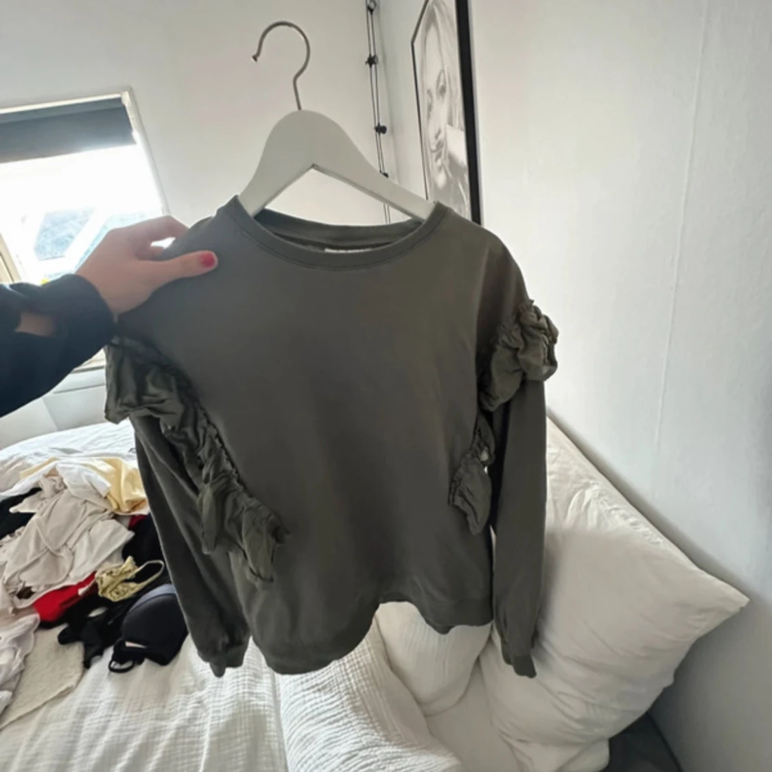 Olivgrön sweatshirt med volang från Gina Tricot - 3