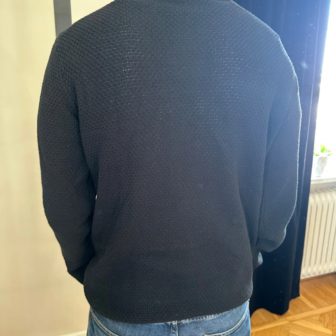 Svart stickad tröja med struktur - 1