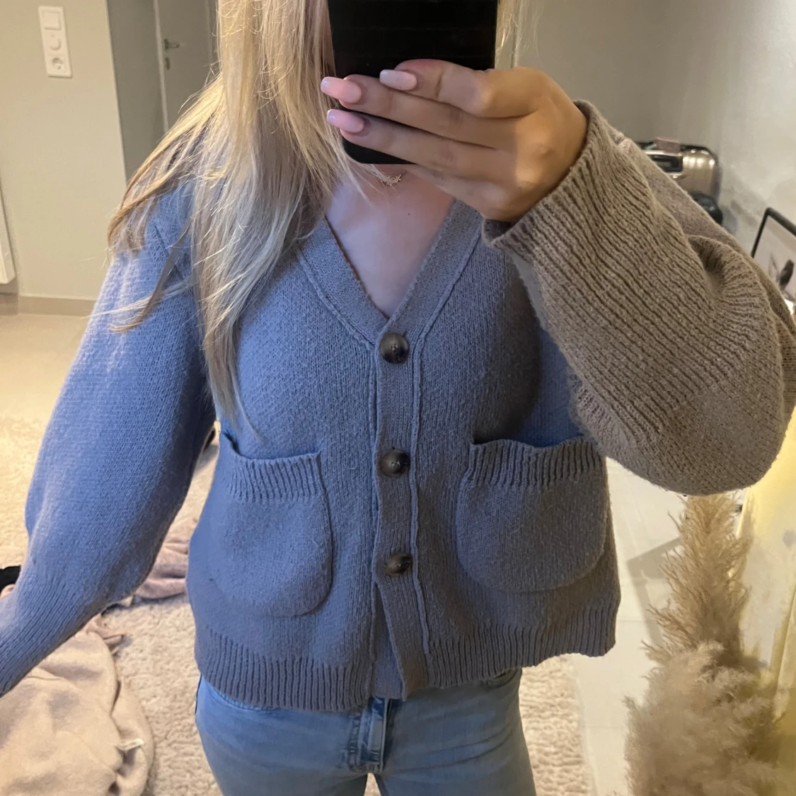 Brun stickad kofta med knappar