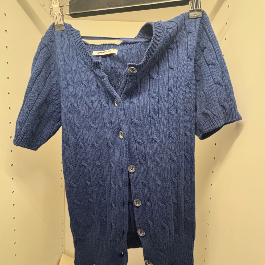 Blå stickad kofta från Gina Tricot