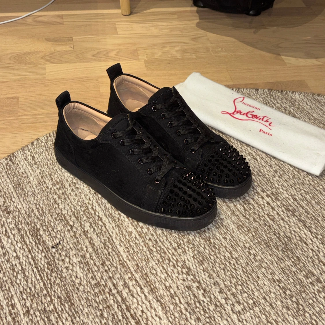 Christian Louboutin svarta sneakers med nitar