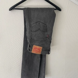 Levi's 511 grå jeans W32 L34 - Snygga grå Levi's 511 jeans. Använd ungefär 2 gånger och är därför i totalt nyskick. Köpta för ungefär 1400 kr sommaren 2024. Priset kan diskuteras vid köp av flera varor på min profil. Bara att skriva om du undrar något. Svarar snabbt.  