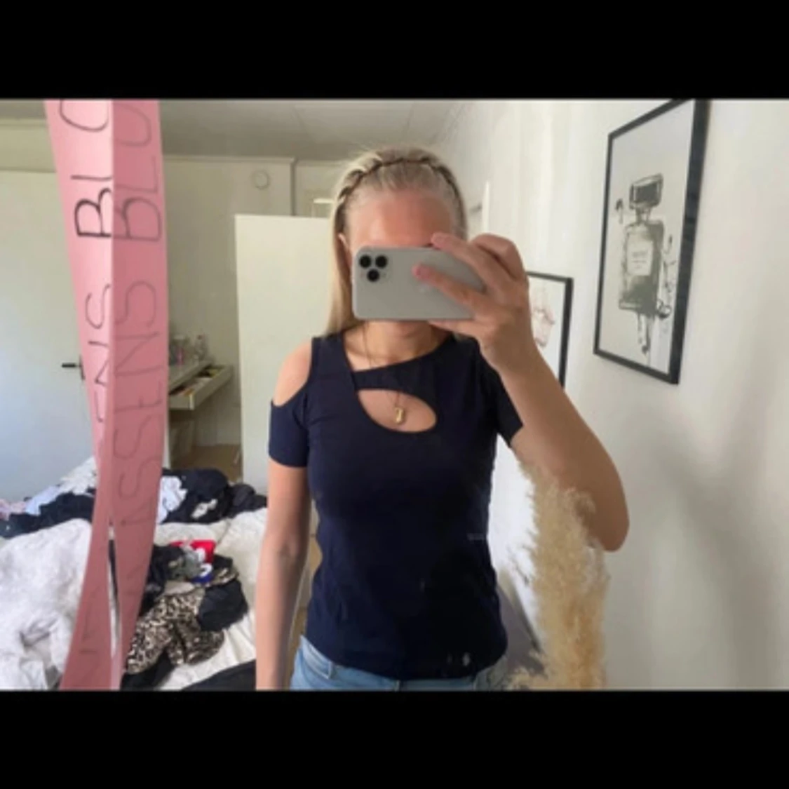 Mörkblå topp med cut-out detaljer