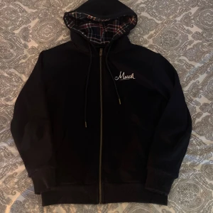Leon Marcel zip hoodie - Stilren Leon Marcel zip hoodie med en unik insida. Tröjan är endast testad en gång från när jag fick paketet. Säljer pga att jag råkat köpt två likadana. Tröjan är i storlek XS vilket sitter riktigt bra på mig som är 174-175 cm lång. Nypris 750kr, mitt pris 650kr. Hör av dig vid minsta fundering. Mvh!