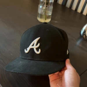 New Era keps - Säljer New Erad Fitted hat eftersom jag har slutat använda den. Storlek 58.7cm