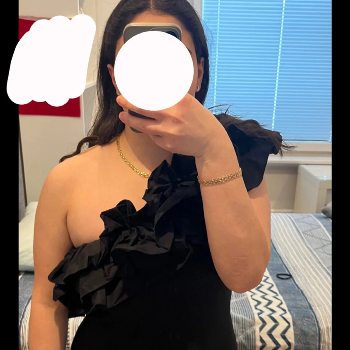 Svart one shoulder klänning med volang