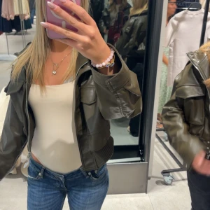 Grön skinnjacka Zara  - Jag säljer nu denna armé gröna skinnjacka ifrån Zara. Har endast använt 1 gång. Jag har den i strl M, men sitter bra på mig som oftast är en S❤️