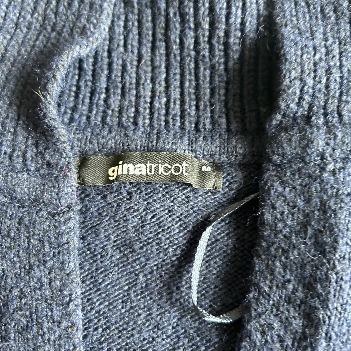 Mörkblå stickad polotröja Gina Tricot - 1