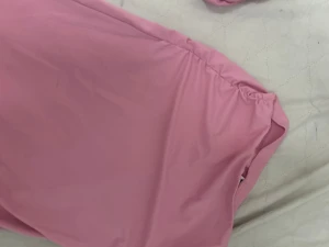 Ljusrosa SET  med slits - Säljer en ljusrosa långkjol i stretchigt material med snygg slits på sidan. Kjolen har en tight passform och rynkade detaljer längs sidorna för en trendig look. Perfekt för dig som vill sticka ut med en feminin och modern stil. Med tröjan till den 