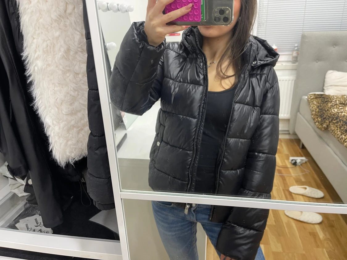 Svart pufferjacka med huva