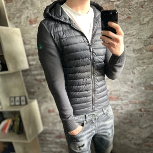 Save The Duck Cardigan - Mycket fint skick, nopprig på armarna bara, be om bild. Storlek 48/S passar dig som är mellan 175-185cm ungefär. Nypris ca 3000kr. Modellen är 185 cm, 79 kg. Passar bra nu till vintern. Skriv för mer information!🤝