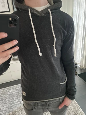 Svart hoodie från Jack&Joned - Svart hoodie från jack&jones i storlek M, modellen är ca 180cm lång. Hör av dig vid funderingar!