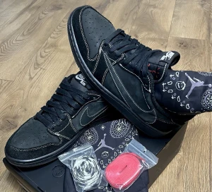 Nike Air Jordan 1 Low OG Black/White travis Scott  - Säljer ett par Nike Travis Scott OG i svart pris ej i hugget hör av dig för det minsta lilla✅